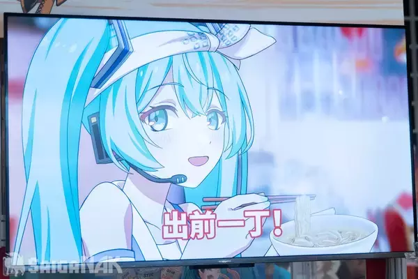 「【ACGHK 2026】「日清 トイキューブ」「日清 ボーカロイド」ブースレポート！リメイクされた出前坊やに大人気のピアプロキャラクターズなど」の画像
