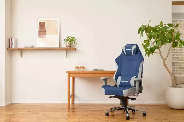 「AKRacingからライフスタイルチェア「FAURA」登場！スエード調素材で空間に溶け込む新シリーズ」の画像