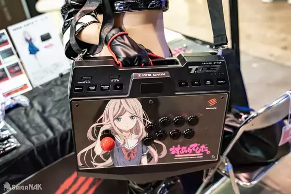 「【EVO Japan 2025】MadCatzブースレポート！コラボデザインのアケコンやオリジナルTシャツの販売も！」の画像