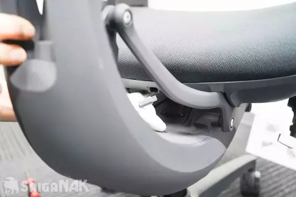 「変幻自在のサポートで自動で姿勢を正してくれる！エルゴノミクスチェア「LiberNovo Omni」を開封＆レビュー！」の画像