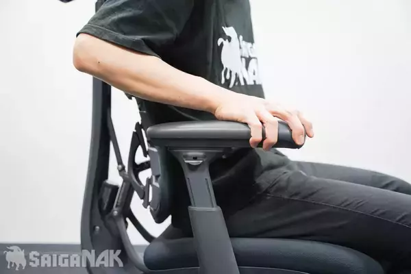 「変幻自在のサポートで自動で姿勢を正してくれる！エルゴノミクスチェア「LiberNovo Omni」を開封＆レビュー！」の画像
