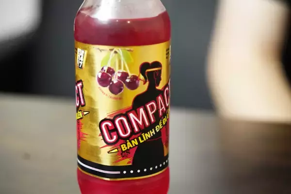 「前進する勇気を！ベトナム発のエナジードリンク「Compact Energy Drink Red Cherry Flavor」をレビュー」の画像