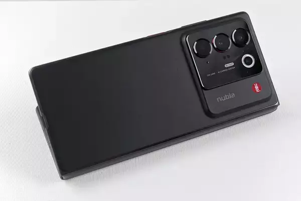「激安折りたたみスマホ登場！実質2万円台でも購入できる「nubia Fold」をレビュー」の画像