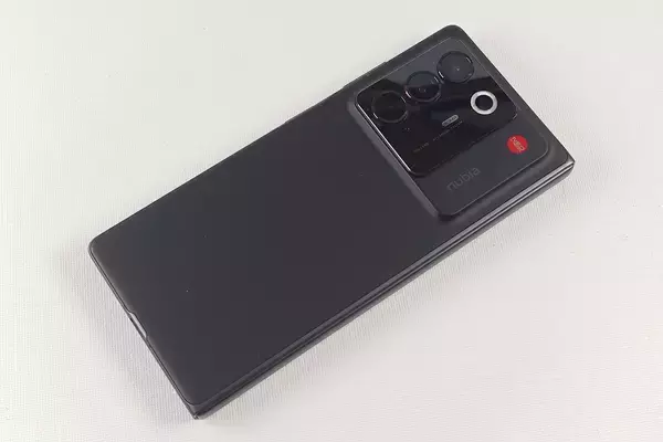 「激安折りたたみスマホ登場！実質2万円台でも購入できる「nubia Fold」をレビュー」の画像