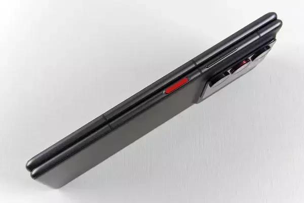 「激安折りたたみスマホ登場！実質2万円台でも購入できる「nubia Fold」をレビュー」の画像