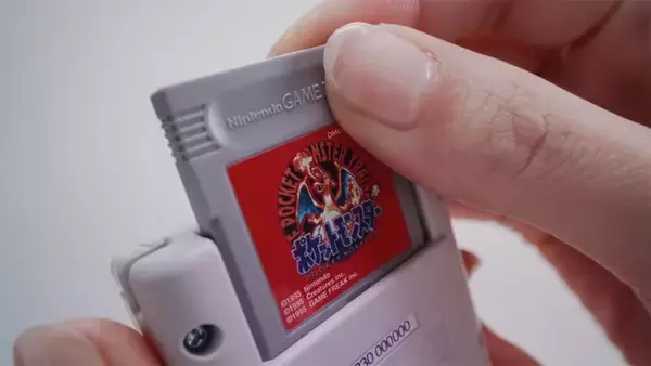 「「ポケモン赤・緑 GAME MUSIC COLLECTION with GAME BOY型さいせいマシン」が発表！カートリッジを差し込んで45種類の音楽を楽しめる」の画像