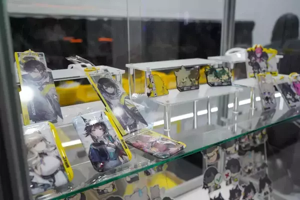 「【TGS2026】「アークナイツ:エンドフィールド」ブースをレポート！ゲーム内の工場を模したコンテンツやハイクオリティコスプレイヤーなど」の画像