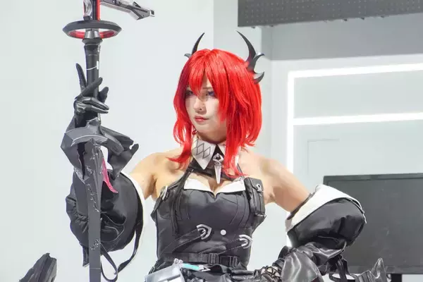 「【TGS2026】「アークナイツ:エンドフィールド」ブースをレポート！ゲーム内の工場を模したコンテンツやハイクオリティコスプレイヤーなど」の画像