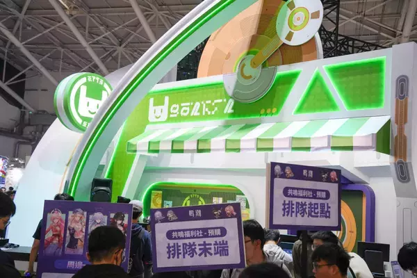 「【TGS2026】鳴潮ブースをフォトレポート！様々なグッズやスタンディパネル、コスプレイヤーも！」の画像