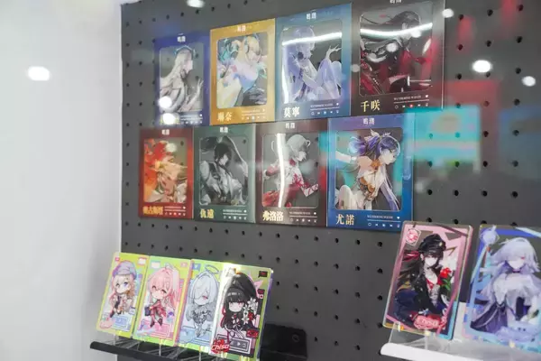 「【TGS2026】鳴潮ブースをフォトレポート！様々なグッズやスタンディパネル、コスプレイヤーも！」の画像