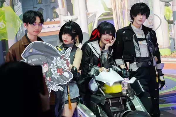 「【TGS2026】鳴潮ブースをフォトレポート！様々なグッズやスタンディパネル、コスプレイヤーも！」の画像