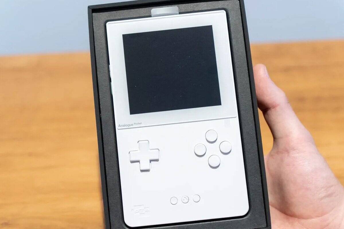 ゲームボーイやゲームボーイカラーなどに対応している「Analogue Pocket」の開封式！別売りアダプターでゲームギアやネオジオポケットもプレイ可能