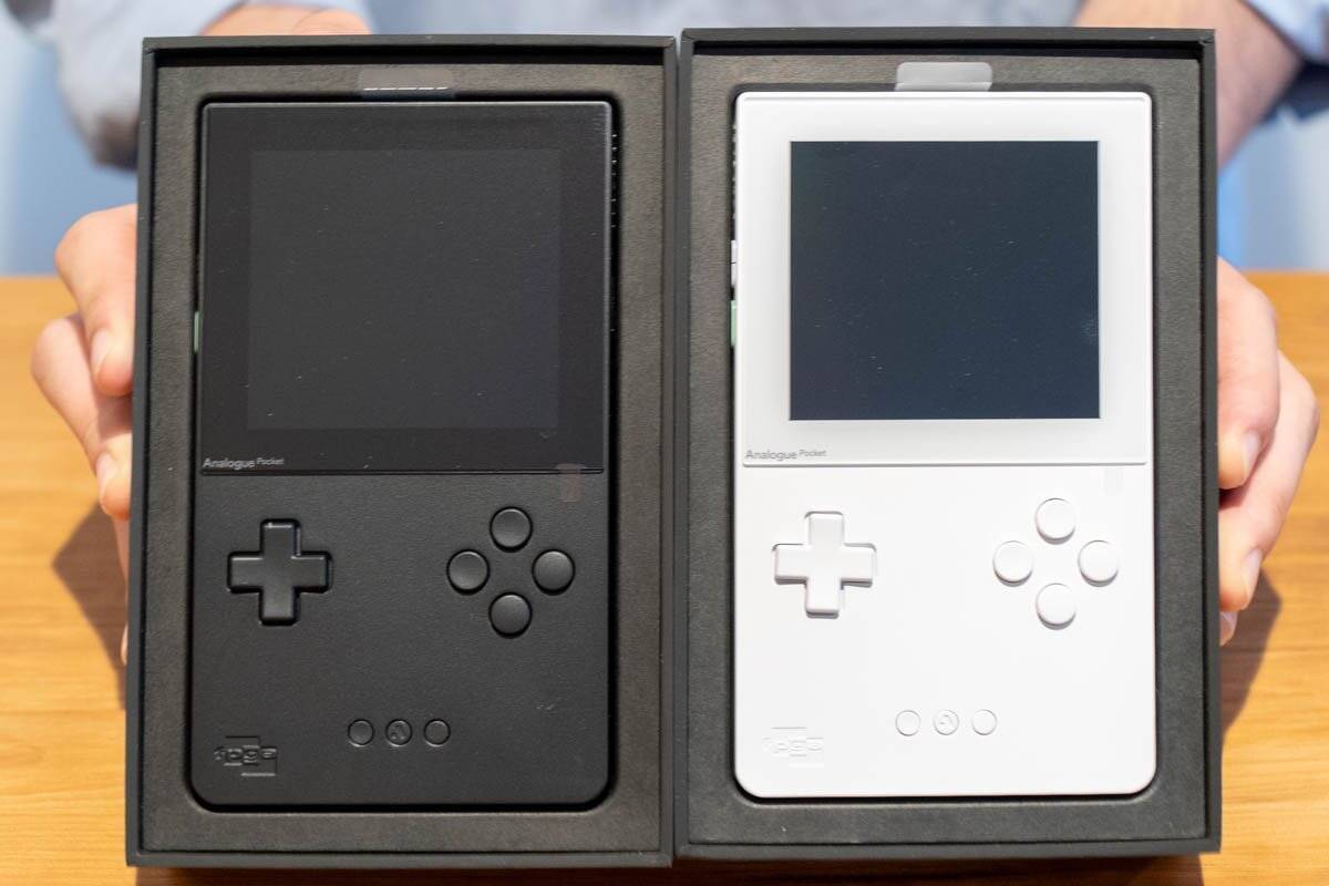 ゲームボーイやゲームボーイカラーなどに対応している「Analogue Pocket」の開封式！別売りアダプターでゲームギアやネオジオポケットもプレイ可能