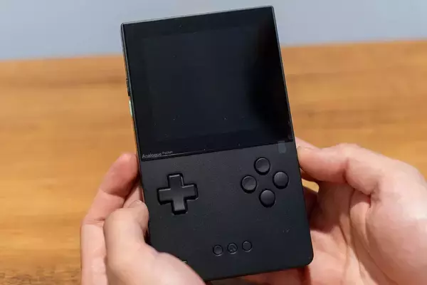 「ゲームボーイやゲームボーイカラーなどに対応している「Analogue Pocket」の開封式！別売りアダプターでゲームギアやネオジオポケットもプレイ可能」の画像