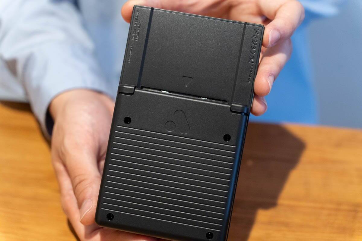 ゲームボーイやゲームボーイカラーなどに対応している「Analogue Pocket」の開封式！別売りアダプターでゲームギアやネオジオポケットもプレイ可能