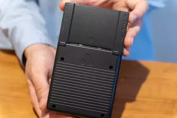 「ゲームボーイやゲームボーイカラーなどに対応している「Analogue Pocket」の開封式！別売りアダプターでゲームギアやネオジオポケットもプレイ可能」の画像