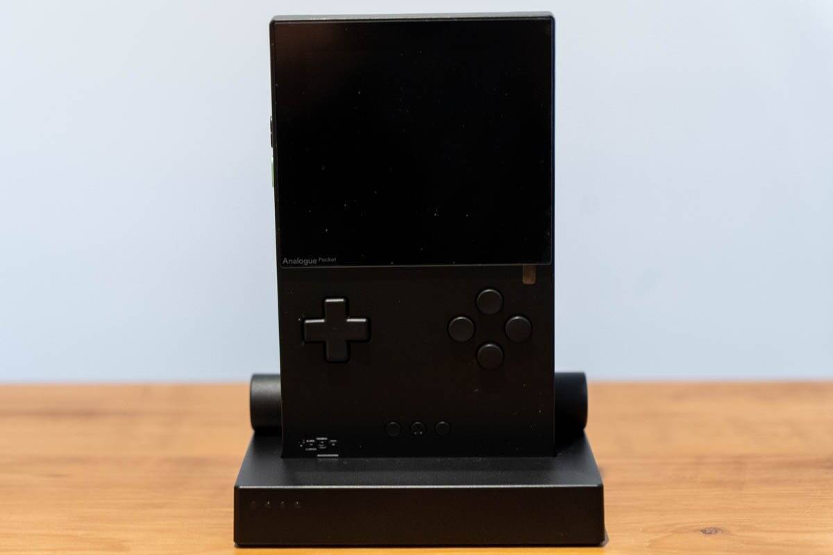 ゲームボーイやゲームボーイカラーなどに対応している「Analogue Pocket」の開封式！別売りアダプターでゲームギアやネオジオポケットもプレイ可能