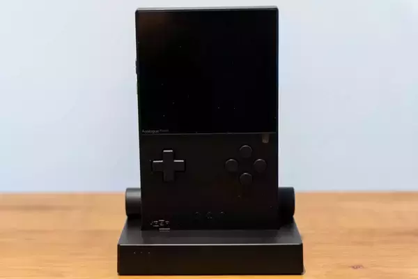 「ゲームボーイやゲームボーイカラーなどに対応している「Analogue Pocket」の開封式！別売りアダプターでゲームギアやネオジオポケットもプレイ可能」の画像