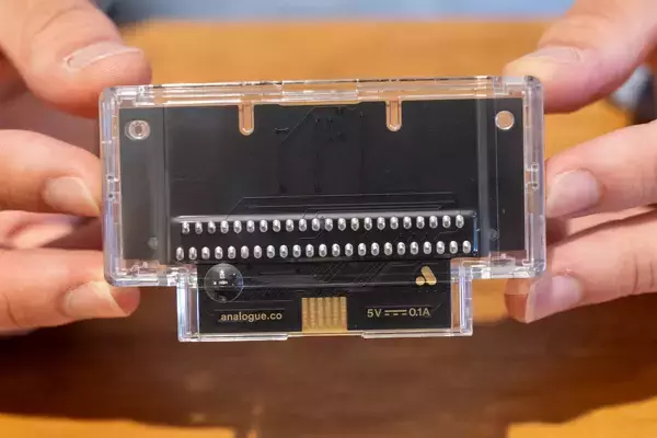 「ゲームボーイやゲームボーイカラーなどに対応している「Analogue Pocket」の開封式！別売りアダプターでゲームギアやネオジオポケットもプレイ可能」の画像