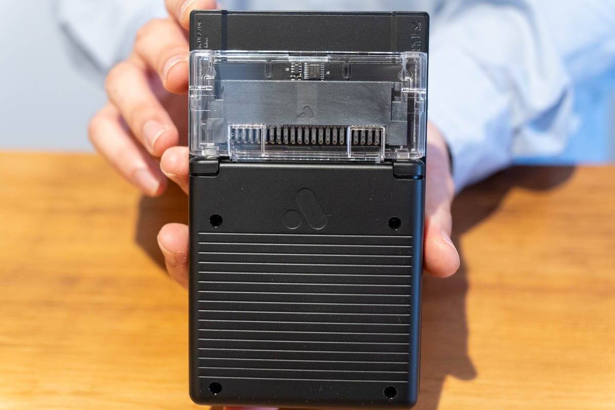 ゲームボーイやゲームボーイカラーなどに対応している「Analogue Pocket」の開封式！別売りアダプターでゲームギアやネオジオポケットもプレイ可能