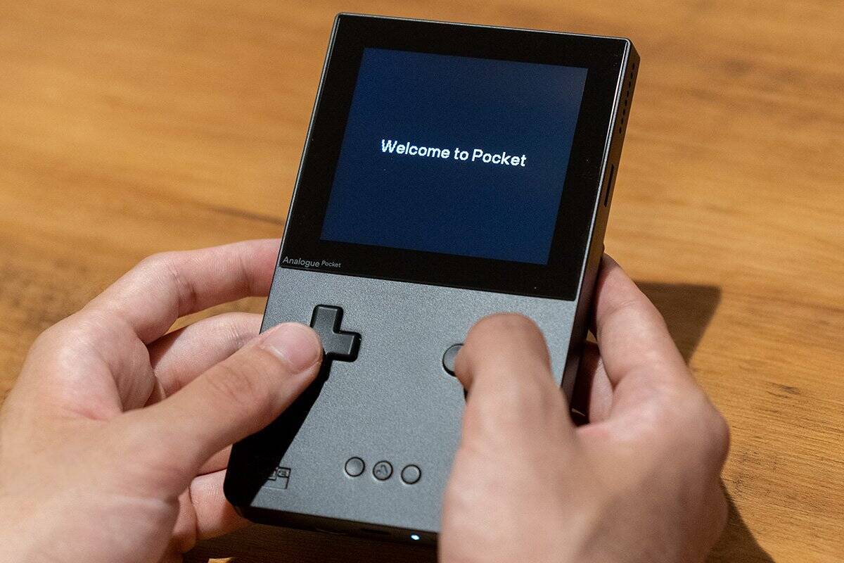 ゲームボーイやゲームボーイカラーなどに対応している「Analogue Pocket」の開封式！別売りアダプターでゲームギアやネオジオポケットもプレイ可能
