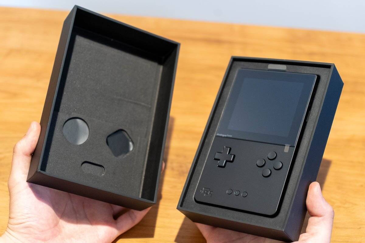 ゲームボーイやゲームボーイカラーなどに対応している「Analogue Pocket」の開封式！別売りアダプターでゲームギアやネオジオポケットもプレイ可能