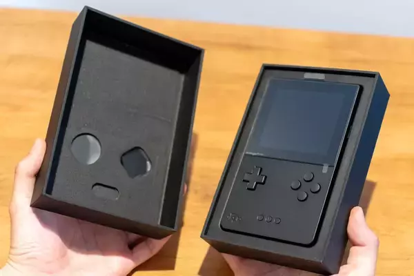 「ゲームボーイやゲームボーイカラーなどに対応している「Analogue Pocket」の開封式！別売りアダプターでゲームギアやネオジオポケットもプレイ可能」の画像