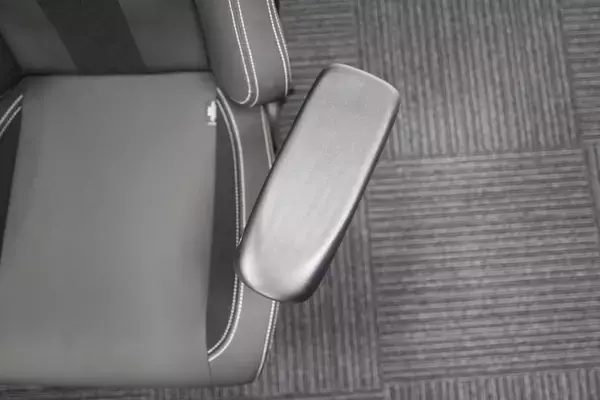 「イギリス発の紳士なゲーミングチェア「Boulies Master Rex」をレビュー！リクライニングとオットマンで“寝れます”」の画像