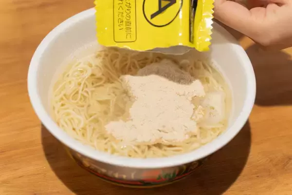 「福岡限定の味を再現！数量限定発売のカップ麺「一蘭 とんこつ 釜だれ」をレビュー！」の画像