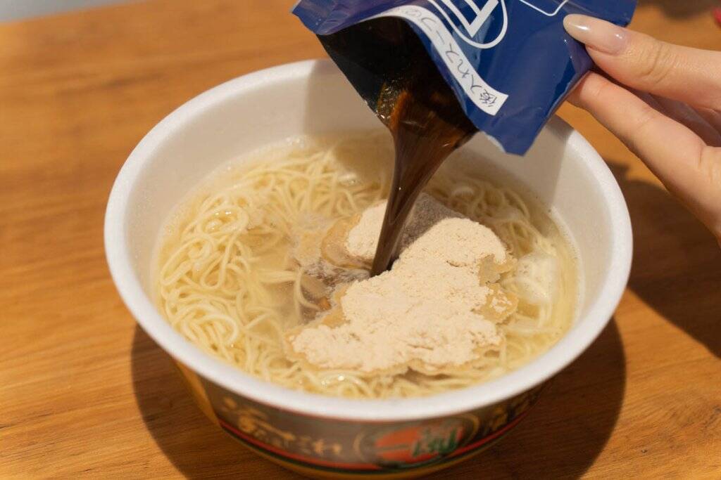 福岡限定の味を再現！数量限定発売のカップ麺「一蘭 とんこつ 釜だれ」をレビュー！