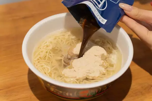 「福岡限定の味を再現！数量限定発売のカップ麺「一蘭 とんこつ 釜だれ」をレビュー！」の画像