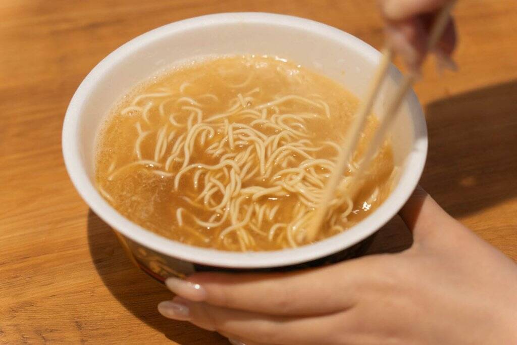 福岡限定の味を再現！数量限定発売のカップ麺「一蘭 とんこつ 釜だれ」をレビュー！