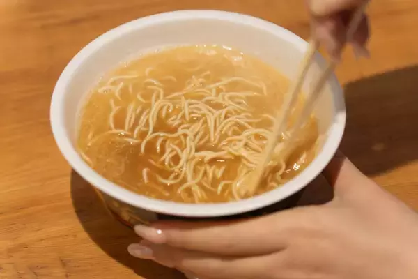 「福岡限定の味を再現！数量限定発売のカップ麺「一蘭 とんこつ 釜だれ」をレビュー！」の画像