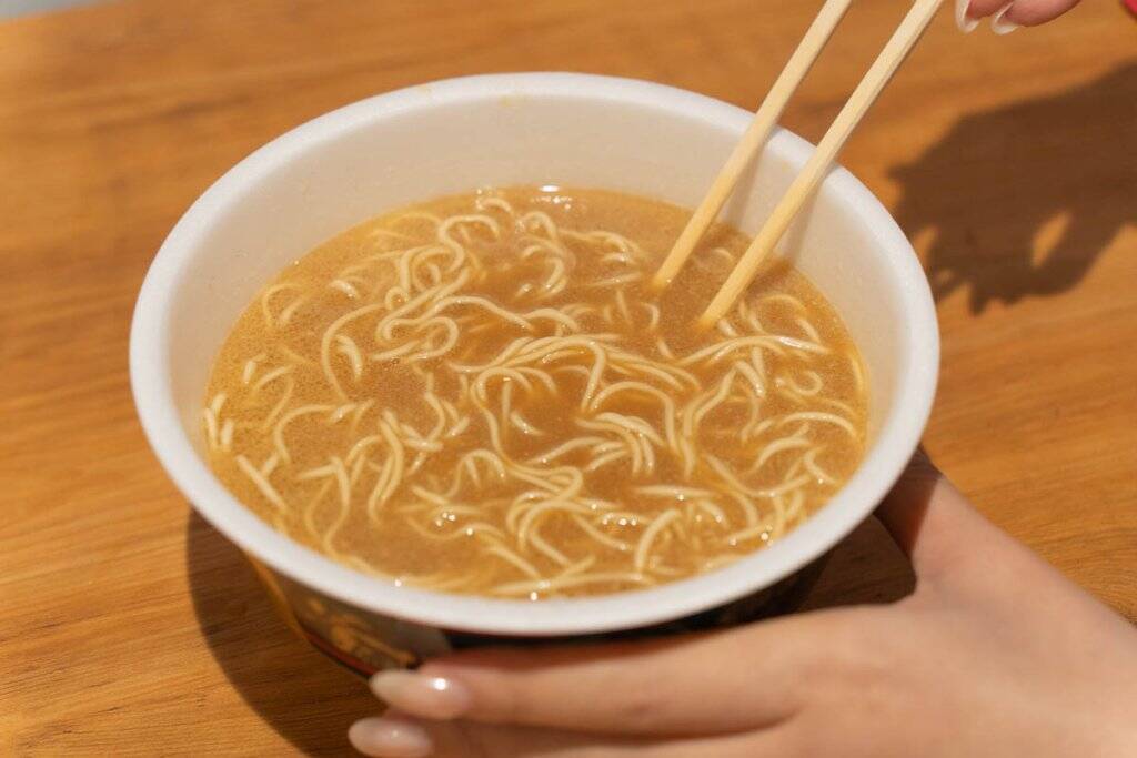福岡限定の味を再現！数量限定発売のカップ麺「一蘭 とんこつ 釜だれ」をレビュー！