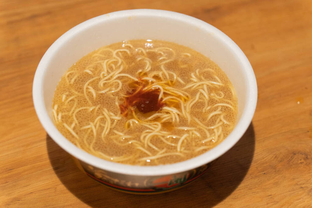 福岡限定の味を再現！数量限定発売のカップ麺「一蘭 とんこつ 釜だれ」をレビュー！