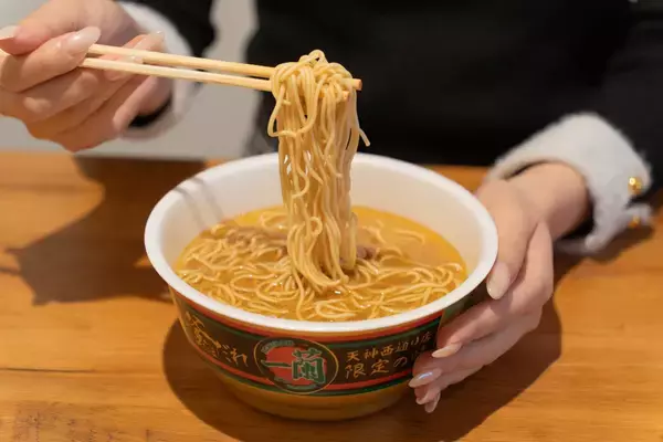 「福岡限定の味を再現！数量限定発売のカップ麺「一蘭 とんこつ 釜だれ」をレビュー！」の画像