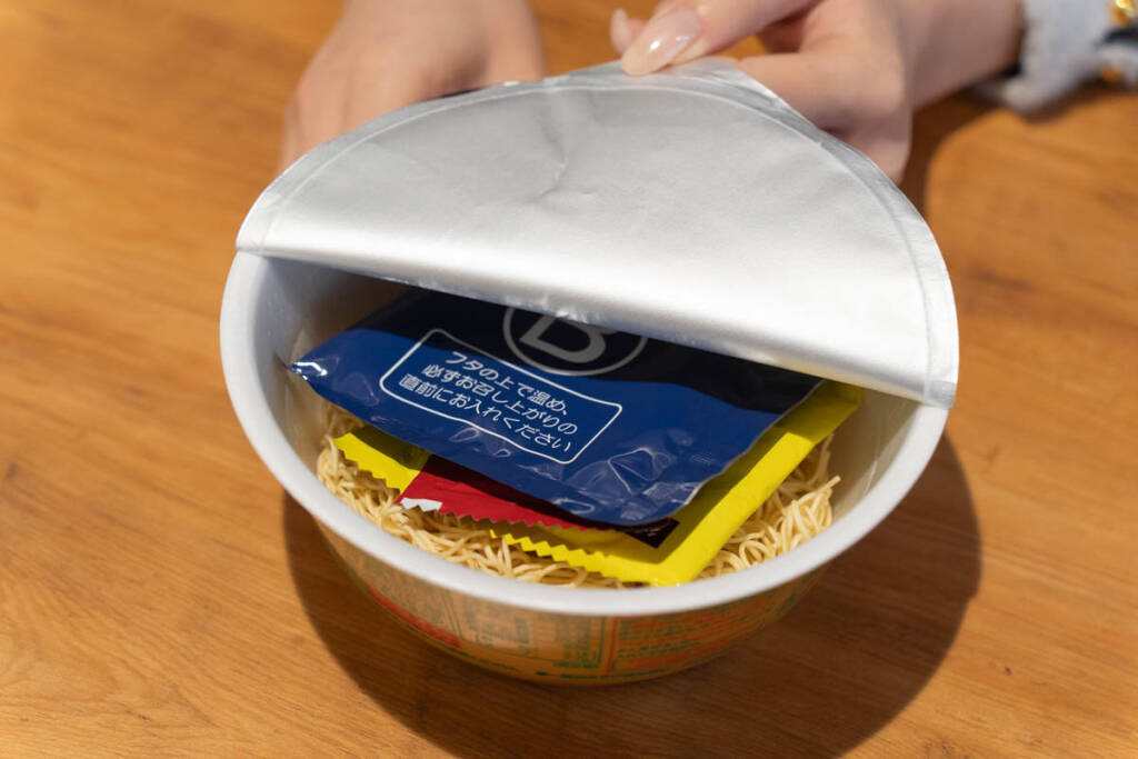 福岡限定の味を再現！数量限定発売のカップ麺「一蘭 とんこつ 釜だれ」をレビュー！
