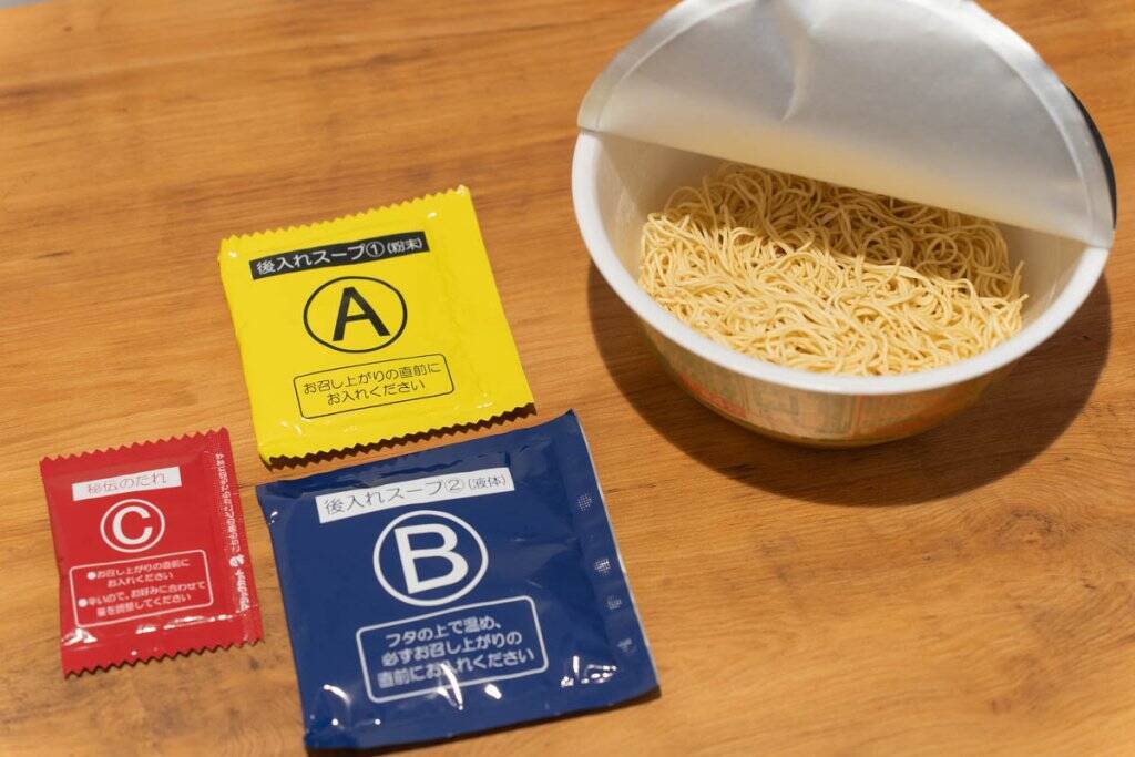 福岡限定の味を再現！数量限定発売のカップ麺「一蘭 とんこつ 釜だれ」をレビュー！