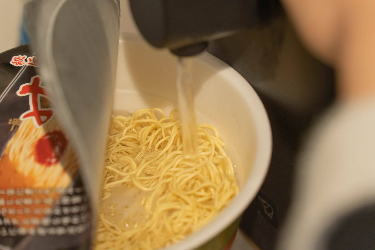 福岡限定の味を再現！数量限定発売のカップ麺「一蘭 とんこつ 釜だれ」をレビュー！