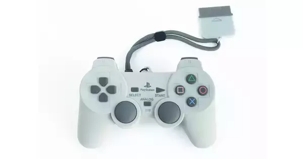初代プレステのコントローラを再現した「シリコーンポーチ DUALSHOCK」が登場！実物とほぼ同じサイズ