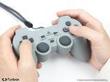 「初代プレステのコントローラを再現した「シリコーンポーチ DUALSHOCK」が登場！実物とほぼ同じサイズ」の画像3