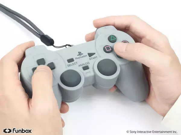 「初代プレステのコントローラを再現した「シリコーンポーチ DUALSHOCK」が登場！実物とほぼ同じサイズ」の画像