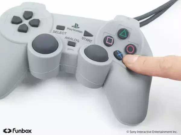 「初代プレステのコントローラを再現した「シリコーンポーチ DUALSHOCK」が登場！実物とほぼ同じサイズ」の画像