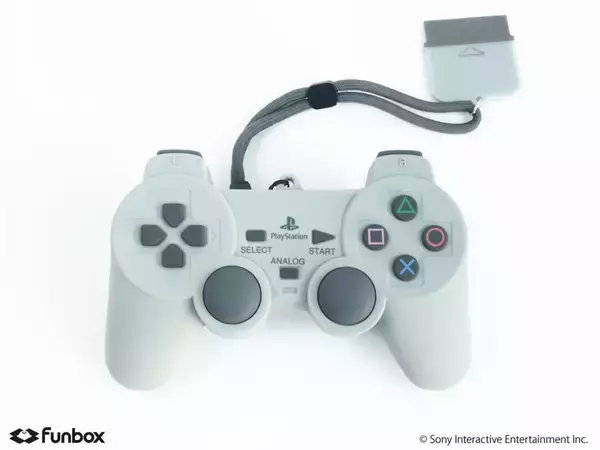 「初代プレステのコントローラを再現した「シリコーンポーチ DUALSHOCK」が登場！実物とほぼ同じサイズ」の画像