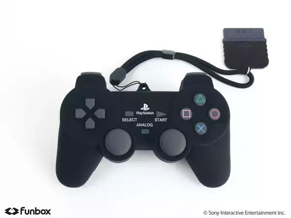 「初代プレステのコントローラを再現した「シリコーンポーチ DUALSHOCK」が登場！実物とほぼ同じサイズ」の画像