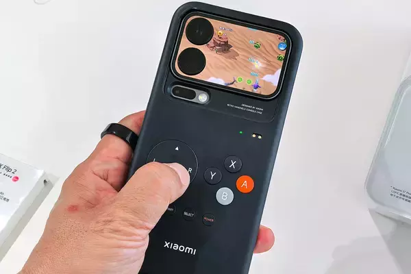 「スマホの背面がゲーム機に！？シャオミの「Xiaomi 17 Pro Max」レトロゲーム機風ケースをチェック！」の画像