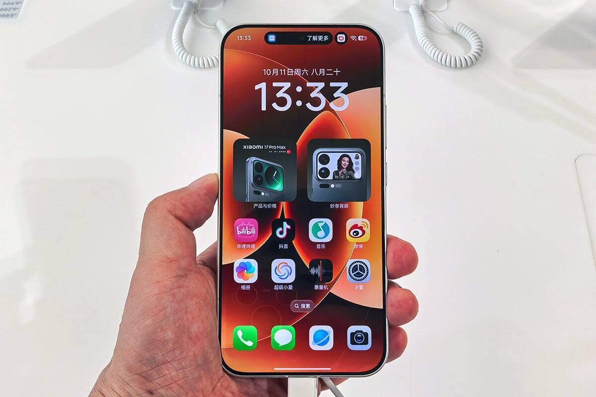 スマホの背面がゲーム機に！？シャオミの「Xiaomi 17 Pro Max」レトロゲーム機風ケースをチェック！