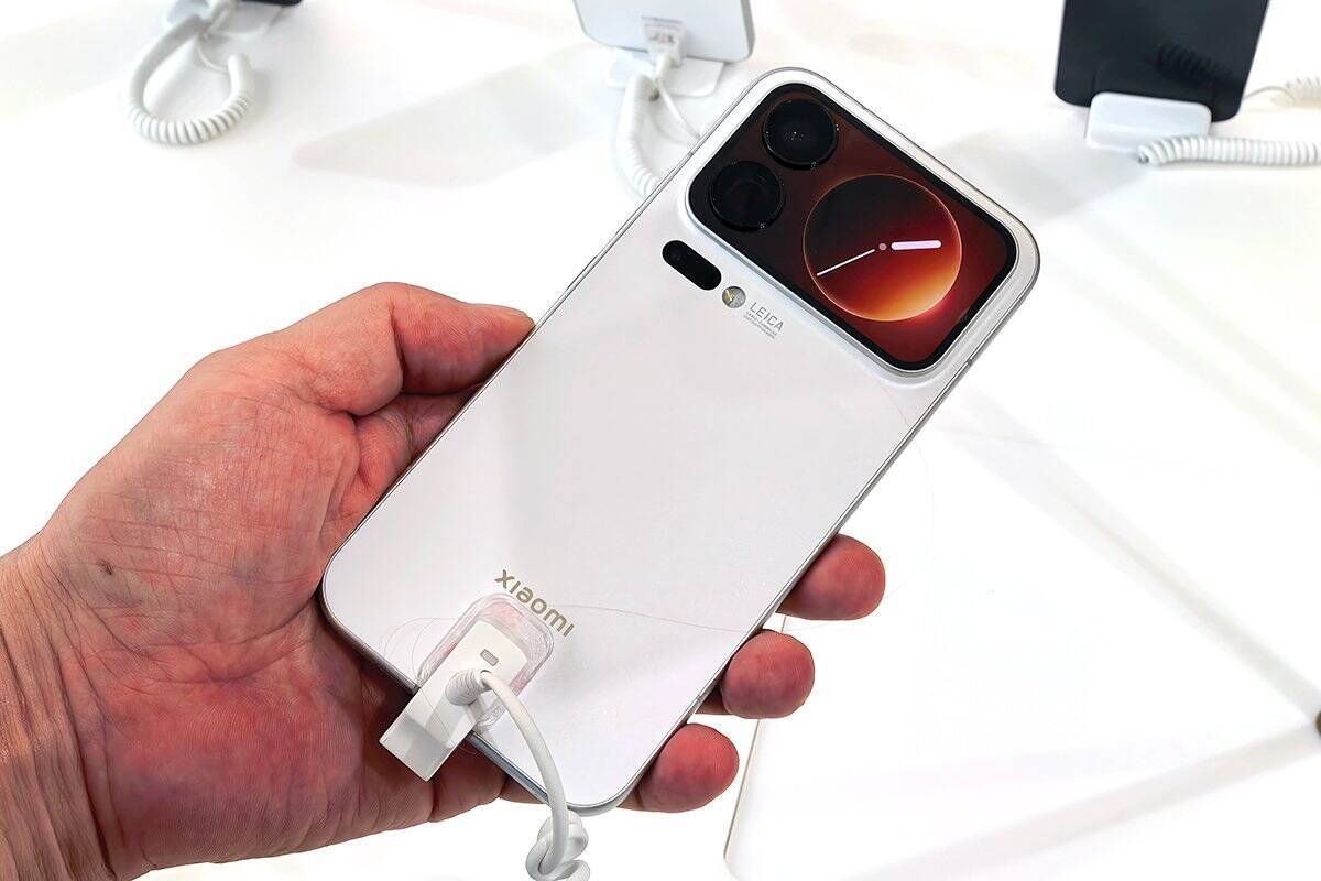 スマホの背面がゲーム機に！？シャオミの「Xiaomi 17 Pro Max」レトロゲーム機風ケースをチェック！