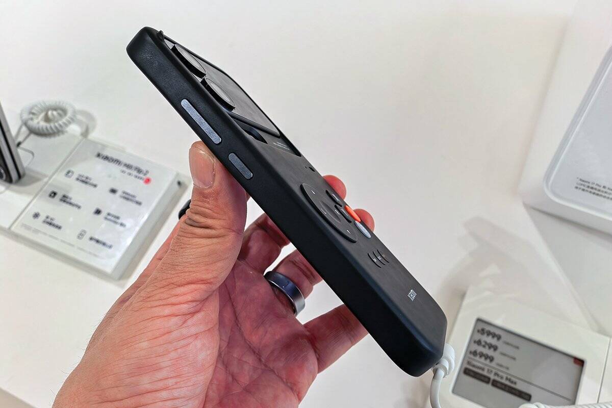 スマホの背面がゲーム機に！？シャオミの「Xiaomi 17 Pro Max」レトロゲーム機風ケースをチェック！