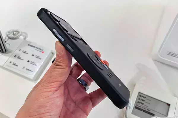 「スマホの背面がゲーム機に！？シャオミの「Xiaomi 17 Pro Max」レトロゲーム機風ケースをチェック！」の画像